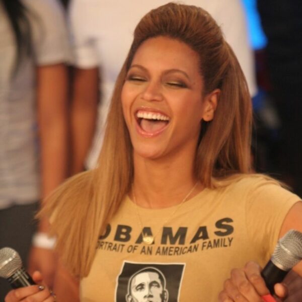 Beyonce-Steps-Out-For-The-First-Time-Since-The-Hilarious-Face-Biting-Rumors-Began-Surrounding-Her-She-Has-No-Marks-On-Her-F
